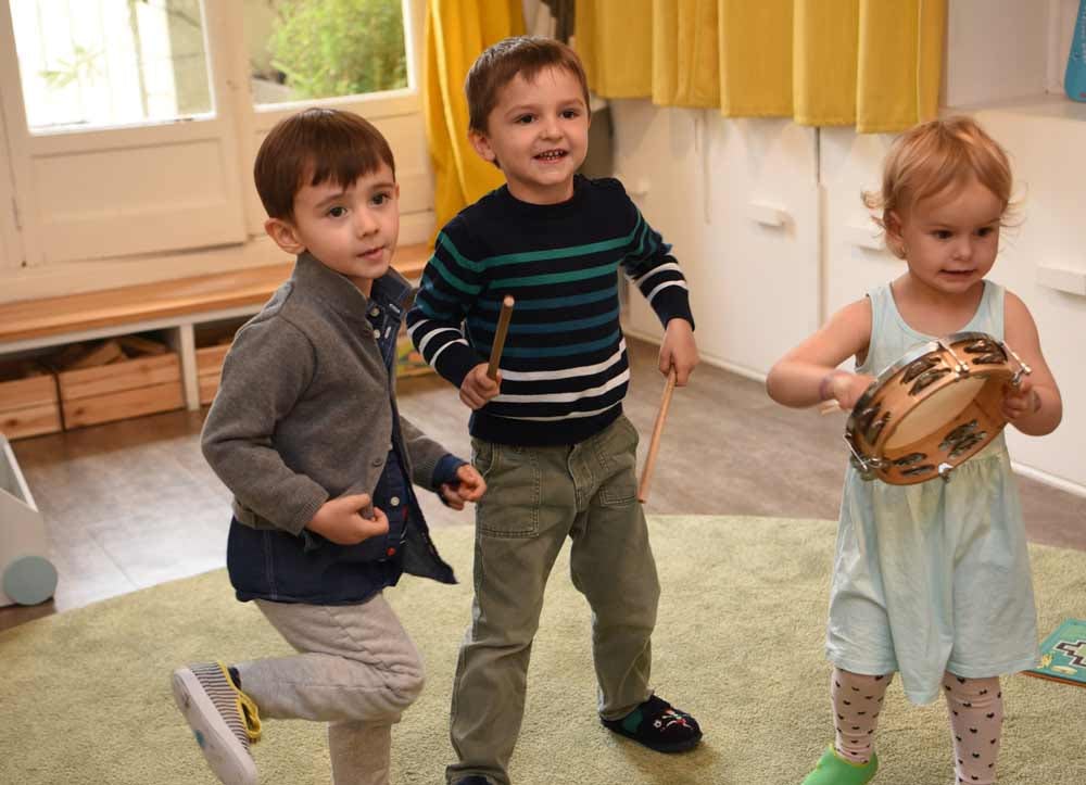 Toddlers danse and play music in a circletime